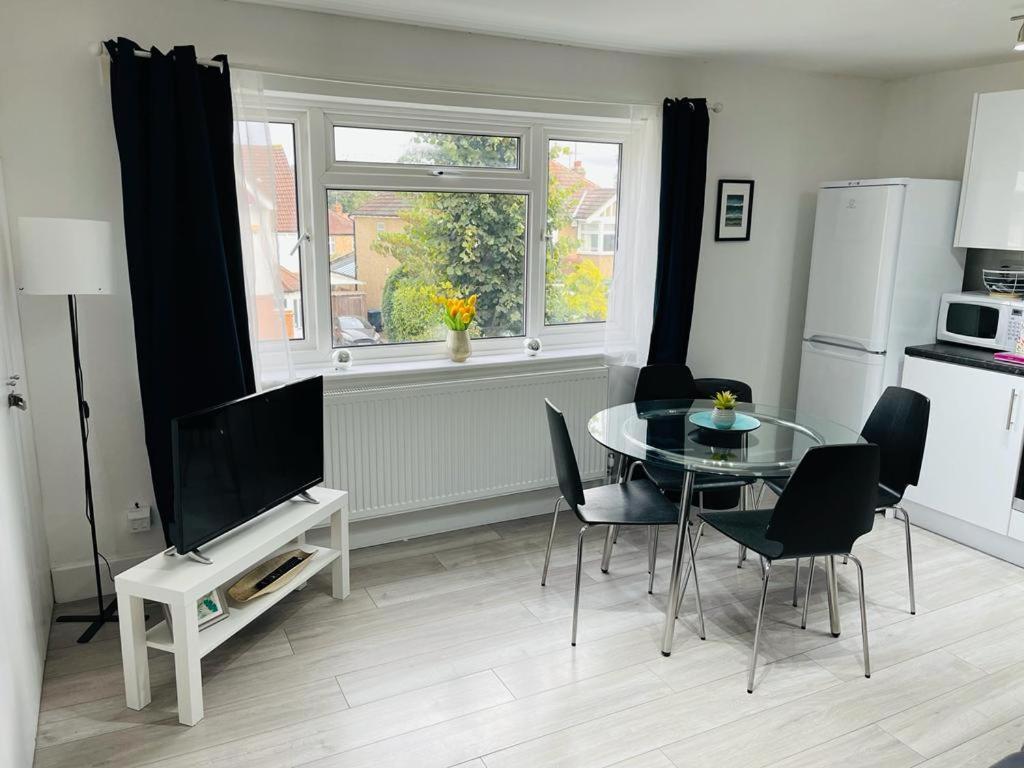 Enfield Chase Apartment Eksteriør bilde
