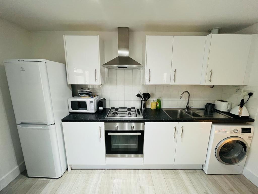 Enfield Chase Apartment Eksteriør bilde